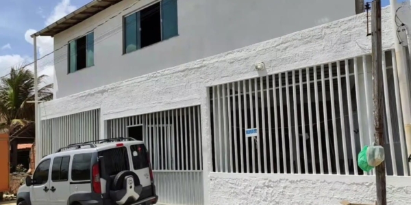 Casa para alugar em Salinópolis a 400 metros da praia do Atalaia com portão e muro alto.