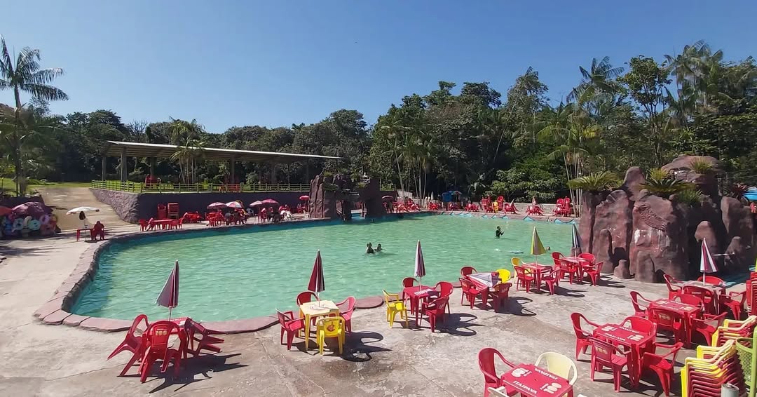 Estrutura completa do balneário Paraíso das Pedras com piscinas, brinquedos aquáticos e áreas para descanso.