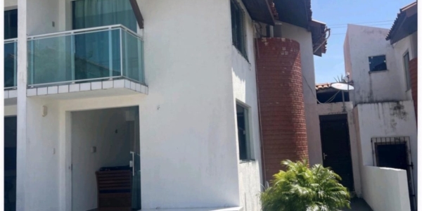 Casa em condomínio a 300 metros da praia do Atalaia em Salinas com 2 suítes.