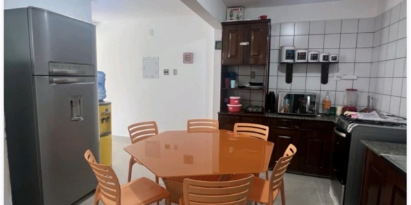 Sala de estar integrada em casa de temporada no Atalaia Salinas Pará.