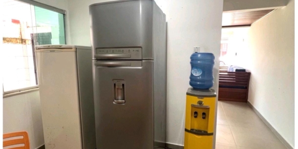 Cozinha completa com eletrodomésticos para aluguel de temporada em Salinas PA.