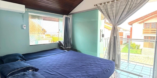 Suíte ampla e climatizada em Salinas para acomodar até 10 pessoas com conforto.