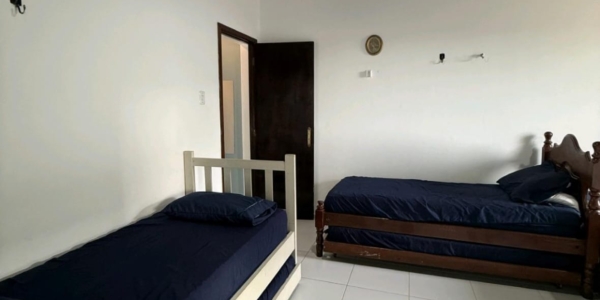 Acomodação de alto padrão em Salinas com suítes independentes para grupos de até 10 pessoas.