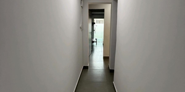 Corredor amplo que dá acesso aos 4 quartos da casa em Salinas