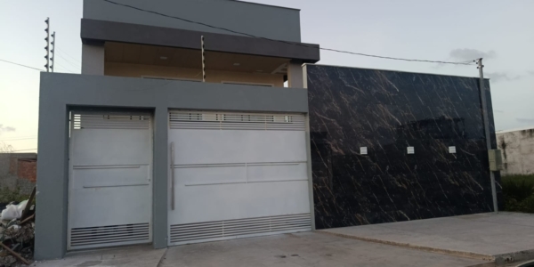 Casa para temporada em Salinas com 4 suítes, moderna, bem localizada e acomoda até 16 pessoas.