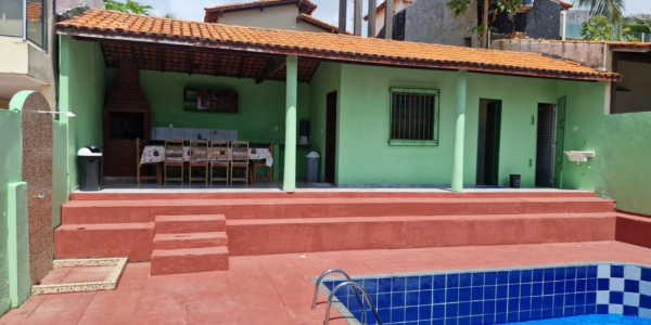 Casa em Salinas no Atalaia com 3 quartos, piscina e estrutura ideal para famílias de até 8 pessoas.