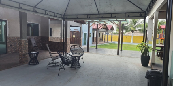 Casa de alto padrão para temporada em Salinas, com 7 quartos, piscina e estrutura completa para receber até 30 pessoas com conforto.