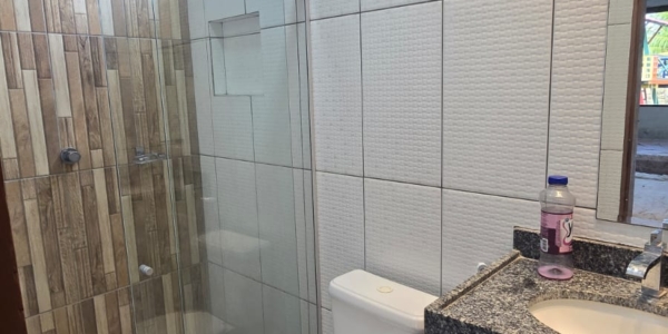 Casa com piscina para alugar em Salinas, são 7 quartos, ambiente confortável e capacidade para até 30 pessoas.