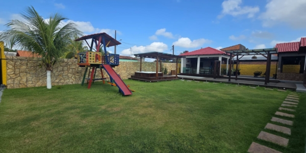 Casa de alto padrão para temporada em Salinas, com 7 quartos, piscina e estrutura completa para receber até 30 pessoas com conforto