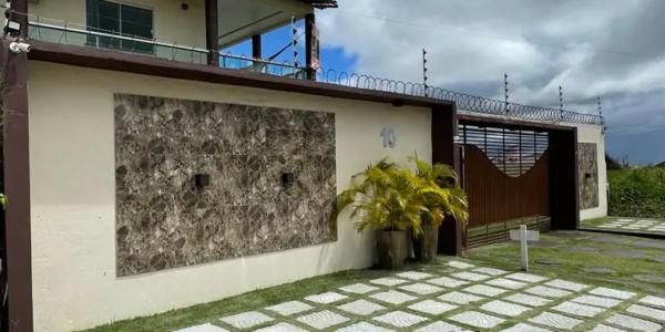 Casa de temporada em Salinas de alto padrão com fachada moderna e 6 suítes