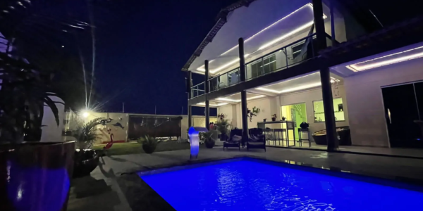 Vista da piscina iluminada para aluguel de temporada em Salinópolis Pará.