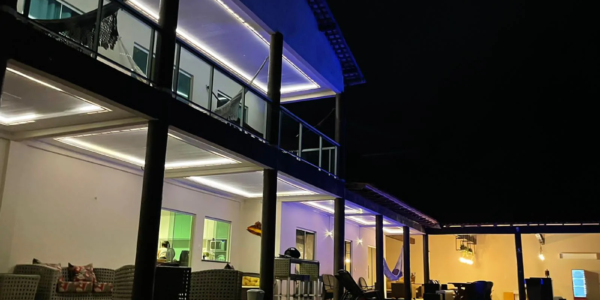 Varanda arejada de casa em Salinas com redes e vista para a piscina.