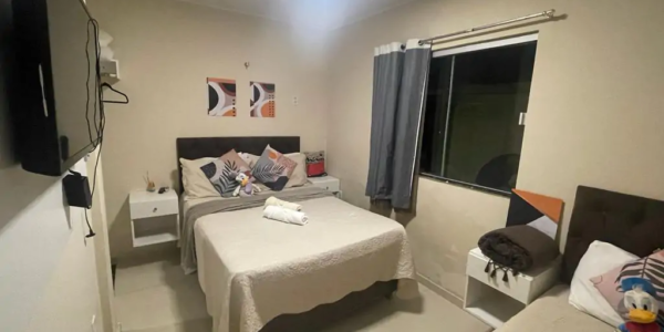 Suíte master de alto padrão em Salinas com ventilação natural e ar-condicionado.