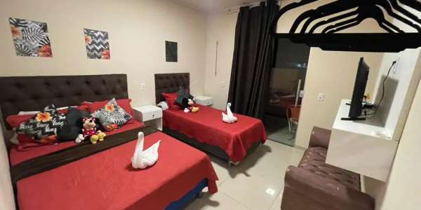 Quarto amplo para 30 pessoas em Salinópolis com camas confortáveis e suíte.