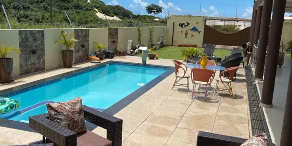 Casa de temporada em Salinas com piscina de borda infinita e acabamento premium