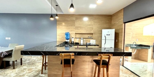 Varanda espaçosa de casa para alugar em salinas pa para redes e descanso.