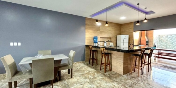 Cozinha completa com geladeira, fogão e utensílios para temporada.