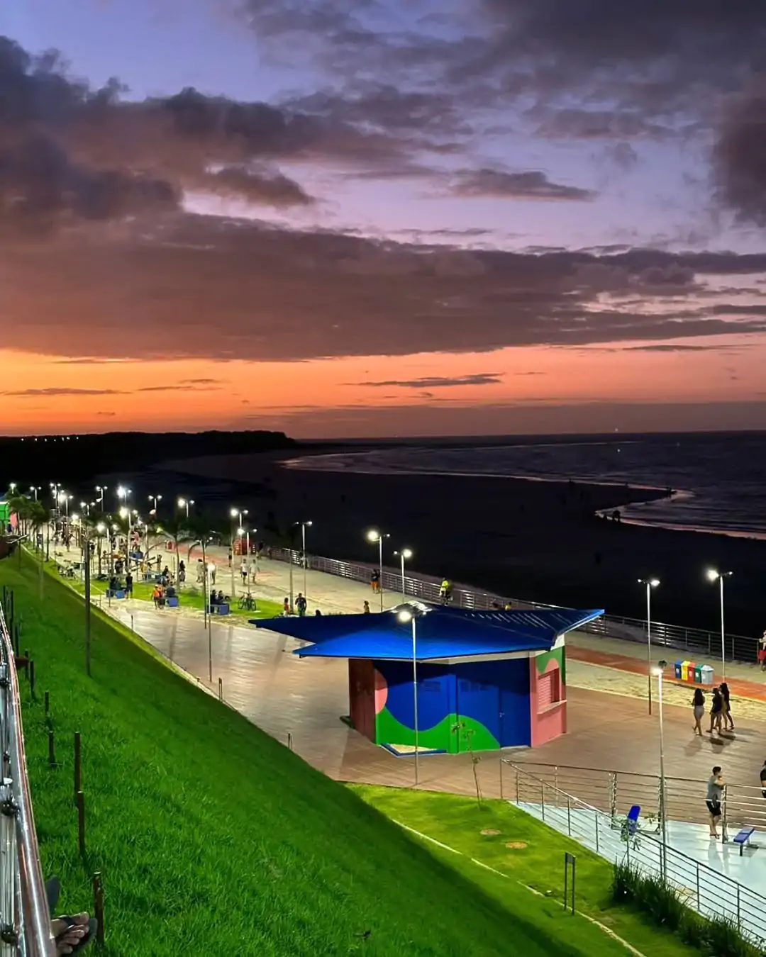Onde Ficar em Salinas: Guia de Hospedagem Próximo à Orla do Maçarico Orla do Maçarico: vista do calçadão com ciclovia, quiosques e o pôr do sol deslumbrante no Rio Pará, sendo o local ideal para quem busca onde ficar em Salinópolis com vida noturna e gastronomia regional.