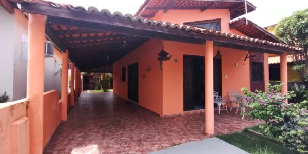 Frente da casa para alugar em Salinas no Condomínio Cabana Beach, com arquitetura moderna e acabamento premium.