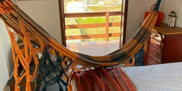 Detalhe de suíte com acabamento moderno em casa de temporada no Condomínio Cabana Beach, Salinas.