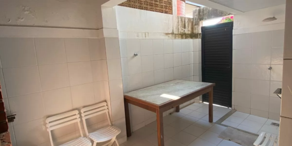 Cozinha equipada e sala integrada em casa para alugar em Salinas Atalaia com 2 suítes.