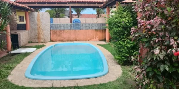 Área de lazer com piscina ampla em condomínio fechado para quem busca casa para alugar em Salinas Atalaia.
