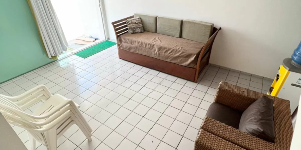 Sala de estar mobiliada e arejada em casa para alugar em Salinas Atalaia no Condomínio Cabana Beach proporcionando total conforto.