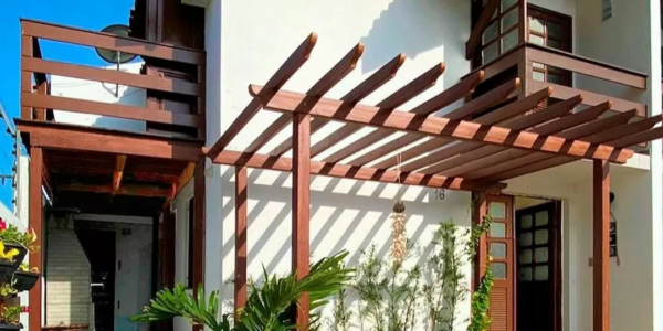 Fachada da casa para alugar em Salinas Atalaia no Condomínio Cabana Beach com 3 suítes e área verde.