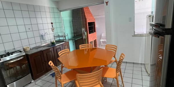 Área de lazer com churrasqueira gourmet em casa para alugar em Salinas Atalaia, ideal para churrasco em família no Condomínio Cabana Beach.