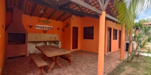 Espaço interno amplo e arejado em casa de luxo para alugar em Salinas.