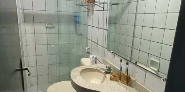Banheiro privativo de suíte em casa de temporada no Condomínio Cabana Beach com acabamento de qualidade.