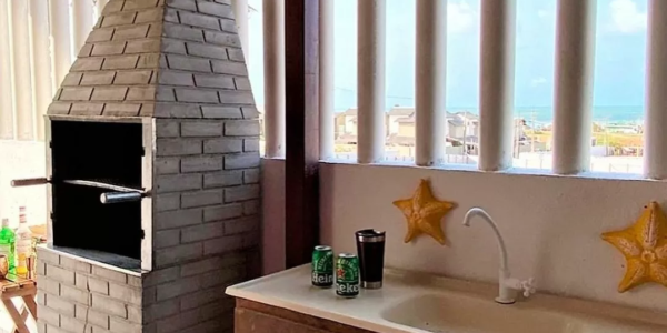 Área de churrasqueira privativa em casa para alugar no Condomínio Cabana Beach garantindo lazer e conforto.