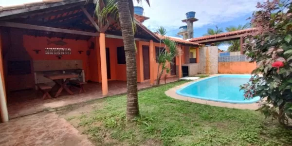 Varanda integrada com churrasqueira em excelente opção de casa de temporada no litoral paraense.