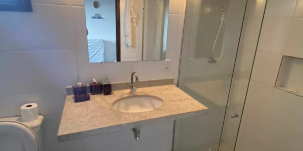 Banheiro moderno e higienizado em casa para alugar em Salinas Atalaia no Condomínio Cabana Beach garantindo praticidade.