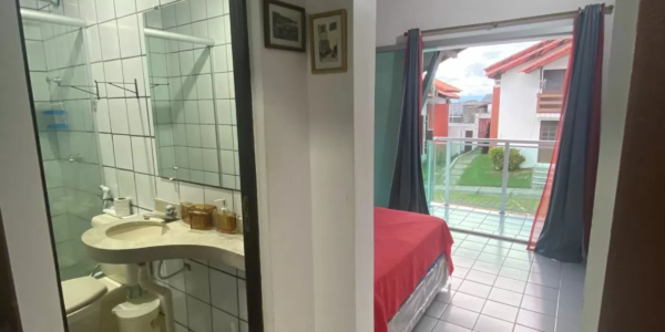 Interior de suíte mobiliada para temporada em Salinas Atalaia, garantindo conforto no Condomínio Cabana Beach