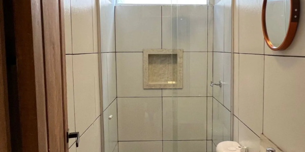 Banheiro moderno e higienizado da casa para alugar em Salinas Atalaia no Condomínio Cabana Beach.
