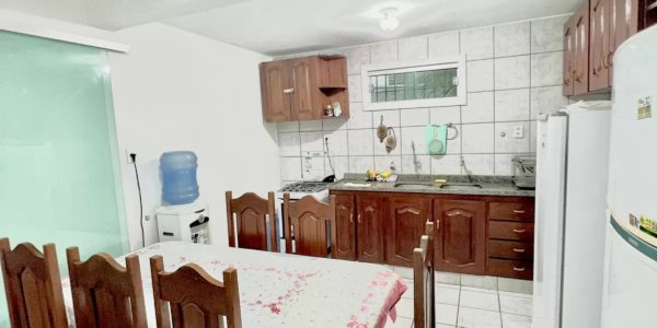 Cozinha completa com eletrodomésticos na casa para alugar em Salinas Atalaia no Condomínio Cabana Beach