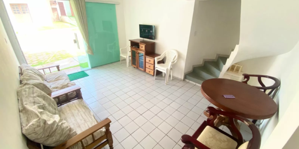 interior da sala de estar climatizada da casa para alugar em Salinas Atalaia no Condomínio Cabana Beach
